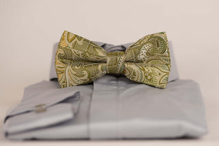 Gaiši olīvzaļš tauriņš ar ornamentiem
