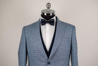 Gaiši zils Quesste slim fit uzvalks ar rūtainu rakstu, tumši zilu divrindu pogu vesti un biksēm