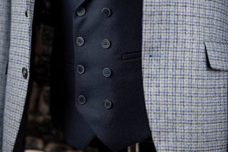 Gaiši zils Quesste slim fit uzvalks ar rūtainu rakstu, tumši zilu divrindu pogu vesti un biksēm