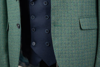 Zaļš Quesste slim fit uzvalks ar rūtainu rakstu, tumši zilu divrindu pogu vesti un biksēm