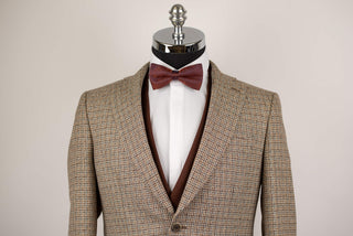 Gaiši brūns Quesste slim fit uzvalks ar rūtainu rakstu, brūnu divrindu pogu vesti un biksēm