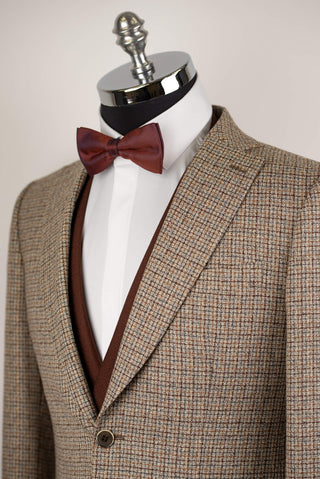 Gaiši brūns Quesste slim fit uzvalks ar rūtainu rakstu, brūnu divrindu pogu vesti un biksēm