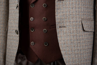 Gaiši brūns Quesste slim fit uzvalks ar rūtainu rakstu, brūnu divrindu pogu vesti un biksēm