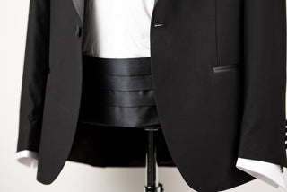 Melns Gioberti slim fit smokings ar satīna atlokiem