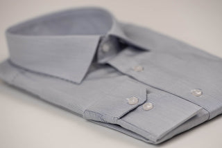 Manschett viegli gludināms, maz burzīgs slim fit krekls ar smalkām tumši zilām un baltām strīpām