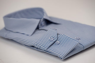 Manschett viegli gludināms, maz burzīgs slim fit krekla ar zilām un baltām strīpām