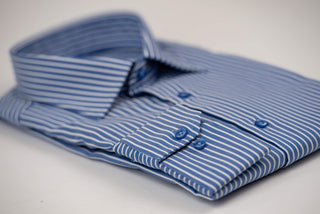 Manschett viegli gludināms, maz burzīgs slim fit krekls ar zilām un baltām strīpām