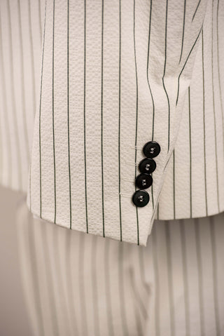 Ziloņkaula krāsas Quesste slim fit uzvalks ar tumši zaļām svītrām
