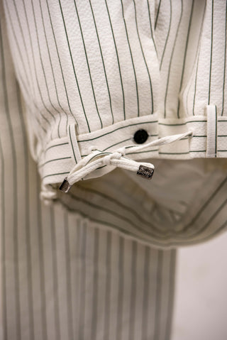 Ziloņkaula krāsas Quesste slim fit uzvalks ar tumši zaļām svītrām
