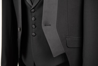 Melns Quesste slim fit smokings ar vesti un satīna detaļām