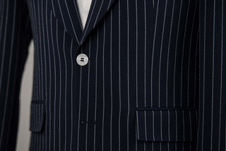 Tumši zils Quesste slim fit uzvalks ar baltām svītrām