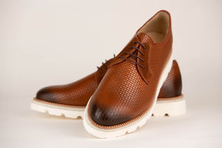 Brūni Toroslar ādas apavi ar faktūru un masīvām baltām zolēm