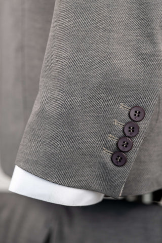 Gaiši pelēks Quesste viegls, elpojošs, maz burzīgs slim fit divrindu pogu uzvalks