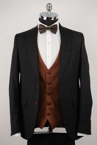 Melns Quesste pagarināts uzvalks ar rūtainu rakstu un brūnu vesti