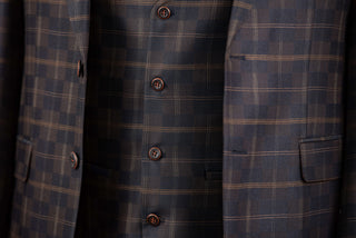 Tumši brūns Quesste pagarinātais uzvalks ar rūtainu rakstu un vesti