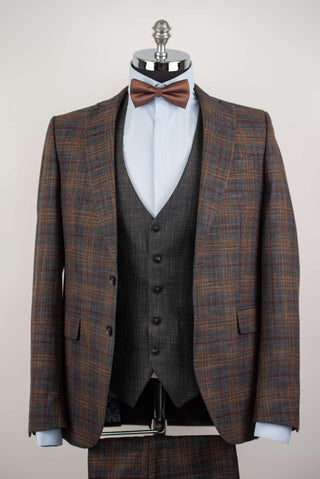 Pelēks Quesste pagarināts uzvalks ar brūnu, bordo rūtainu rakstu un vesti