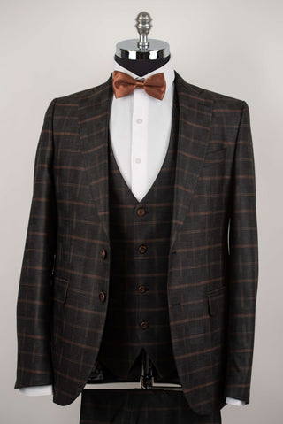 Tumši pelēks Quesste pagarināts uzvalks ar brūnu rūtainu rakstu un vesti