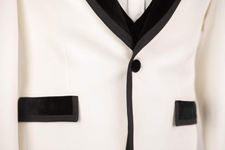 Balts Quesste slim fit smokings ar samta vesti un melniem atlokiem