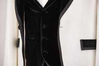 Balts Quesste slim fit smokings ar samta vesti un melniem atlokiem