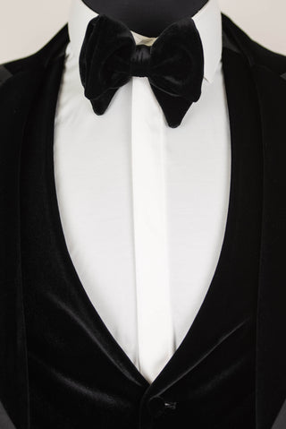 Balts Quesste slim fit smokings ar samta vesti un melniem atlokiem