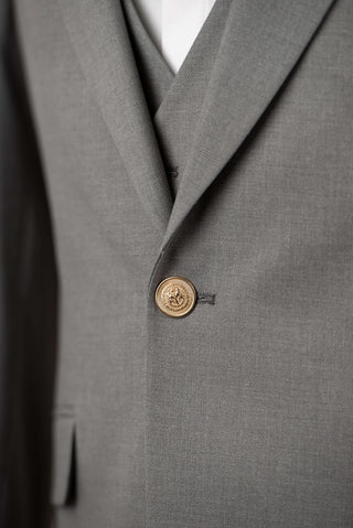 Pelēks Quesste slim fit uzvalks ar zelta pogām un divrindu pogu vesti
