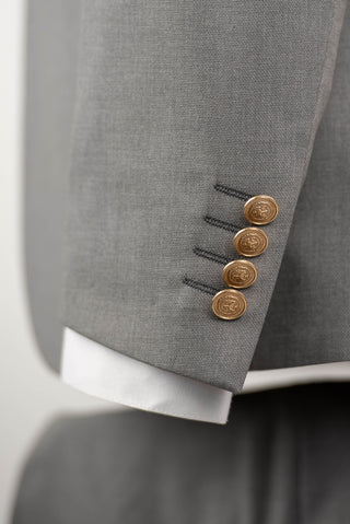 Pelēks Quesste slim fit uzvalks ar zelta pogām un divrindu pogu vesti