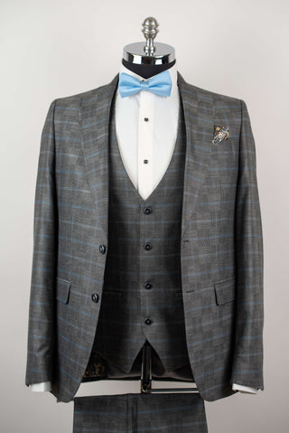 Pelēks Quesste pagarināts uzvalks ar vesti un gaiši zilu rūtainu rakstu