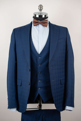 Zils Quesste pagarināts uzvalks ar vesti un vieglu, rūtainu rakstu