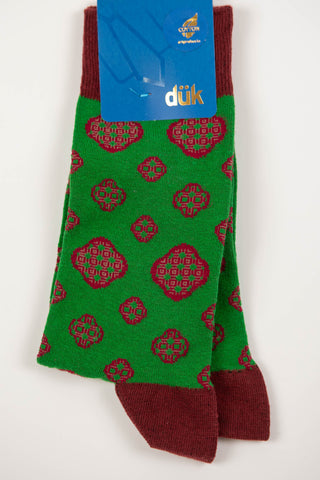 Zaļas zeķes ar tumši sarkaniem ornamentiem