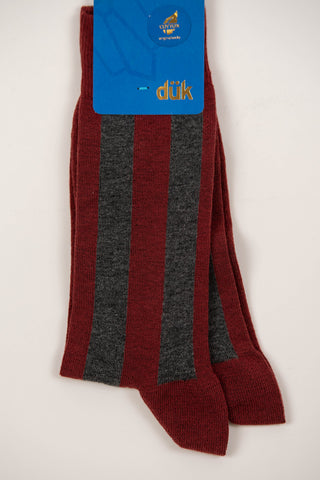 Brūnas zeķes ar pelēkām svītrām