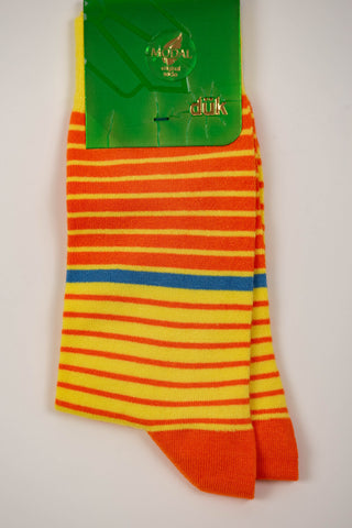 Oranžas zeķes ar dzeltenām un zilām svītrām