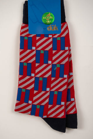 Sarkanas zeķes ar ģeometrisku rakstu