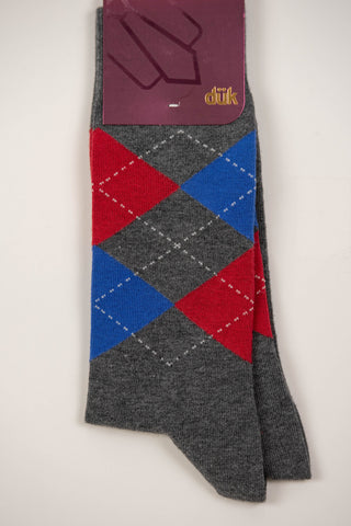 Pelēkas zeķes ar sarkaniem un ziliem rombiem