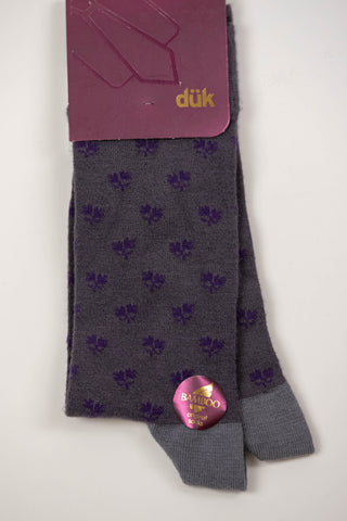 Pelēkas zeķes ar violetu ziedu rakstu