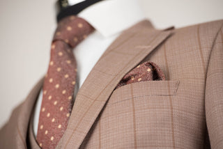 Karameļu bēšs Azzaro slim fit uzvalks ar vesti un rūtainu rakstu