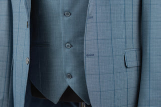 Gaiši zils Azzaro slim fit uzvalks ar vesti un rūtainu rakstu