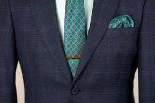 Tumši zils Lucio pagarināts uzvalks ar maigu rūtainu rakstu