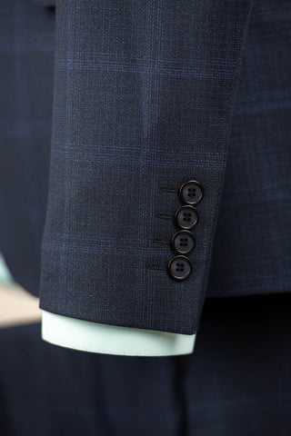 Tumši zils Lucio pagarināts uzvalks ar maigu rūtainu rakstu